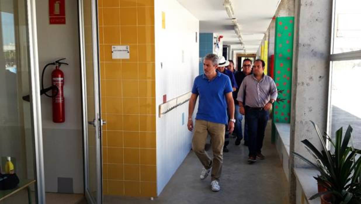 El alcalde de La Algaba, Diego Manuel Agüera, visita uno de los centros en los que se han retirado las caracolas