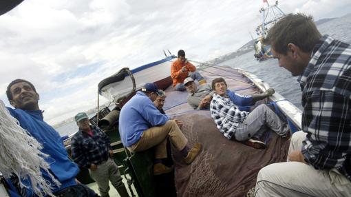 Los marineros, en la cubierta, unos meses antes.