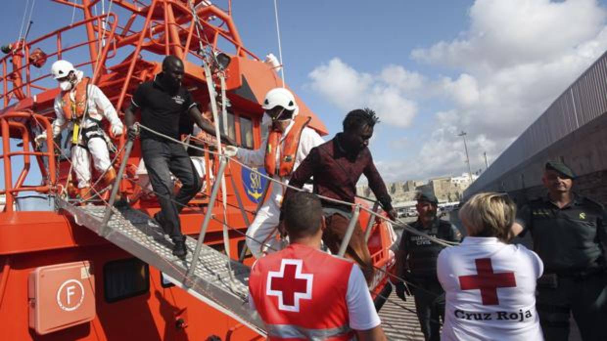 Rescatados cinco inmigrantes a bordo de una embarcación y trasladados a Tarifa