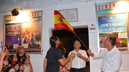 El alcalde de Tomares, José Luis Sanz, descubre una placa en homenaje a la familia Cansino