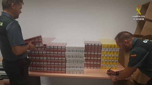 Interceptado un coche con 3.250 cajetillas de tabaco de contrabando en Castilleja de la Cuesta