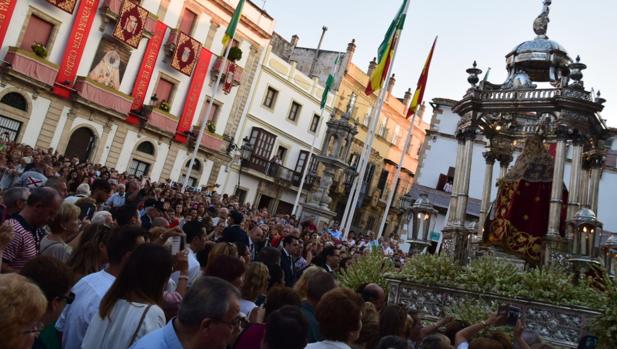 La Virgen de los Milagros se hace con las calles de El Puerto