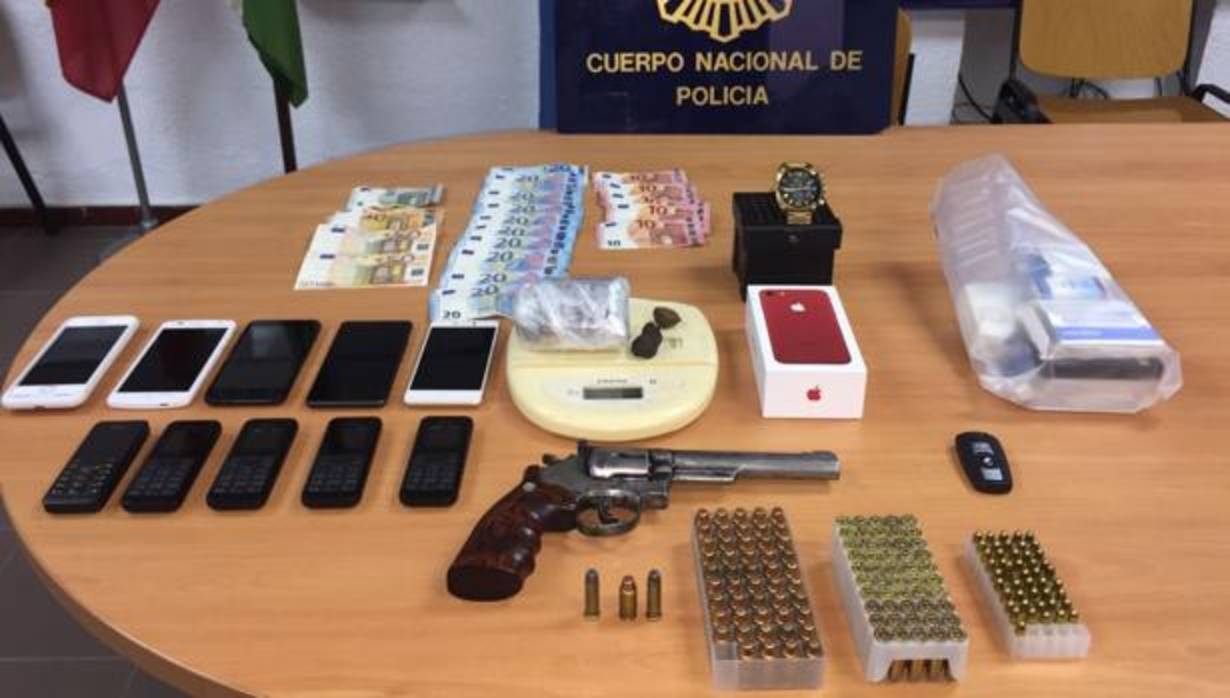 La Policía ha requisado un revólver y fundas con balas.