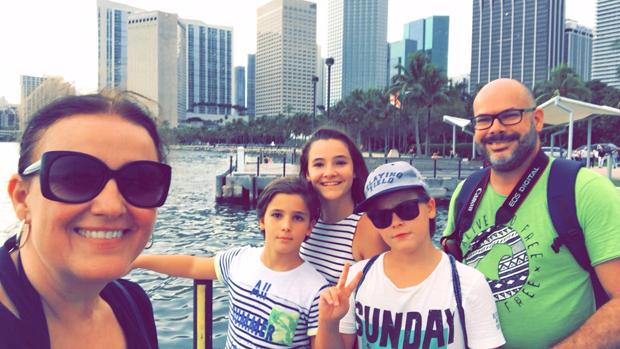 Una familia de Dos Hermanas permanece en Orlando atrapada por el huracán