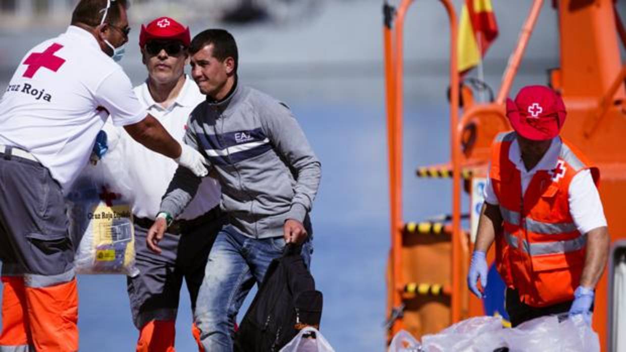 Ascienden a seis los inmigrantes heridos rescatados en las últimas pateras en el Estrecho