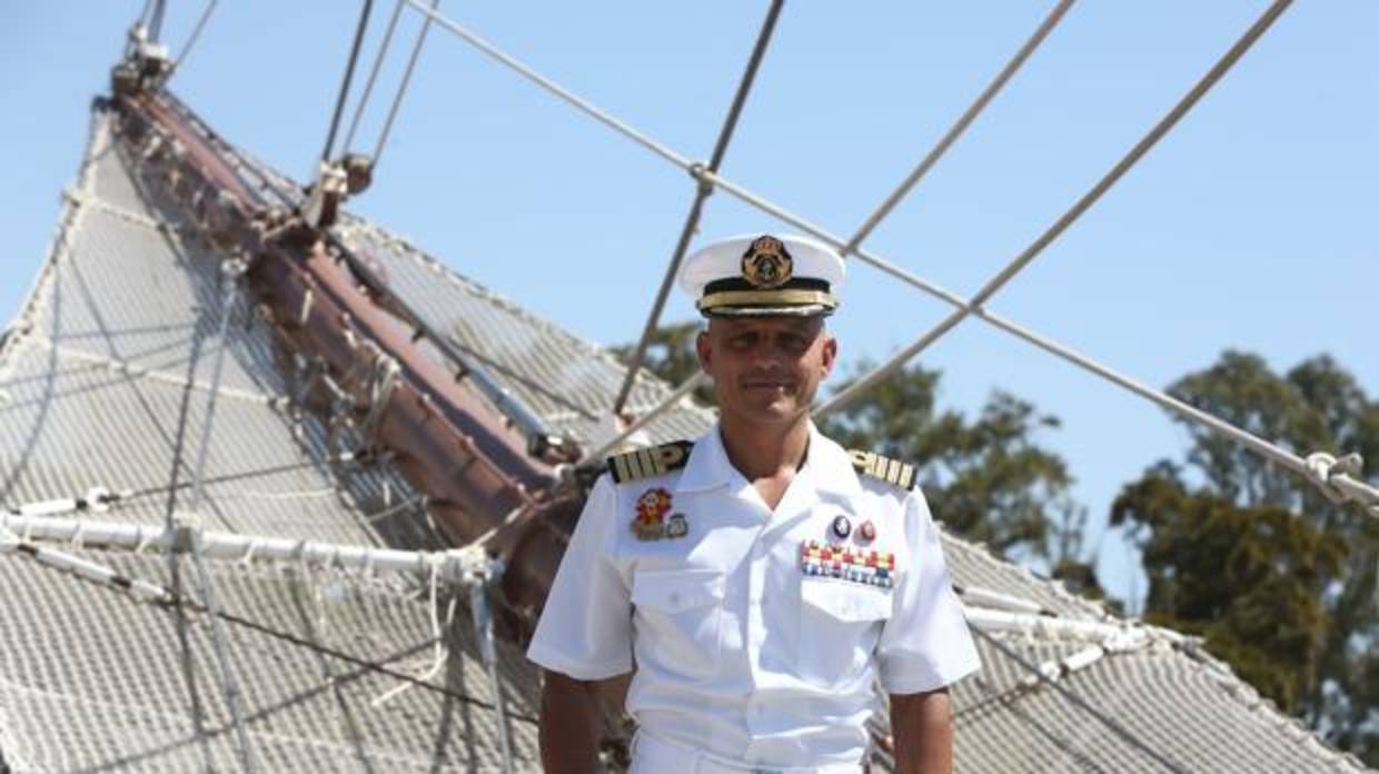 El comandante Paz en la proa del Juan Sebastián de Elcano.