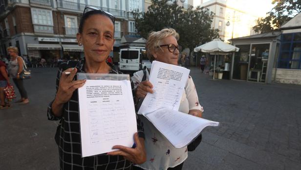 Las trabajadoras de los módulos recogían firmas pidiendo apoyo por su situación de incertidumbre.