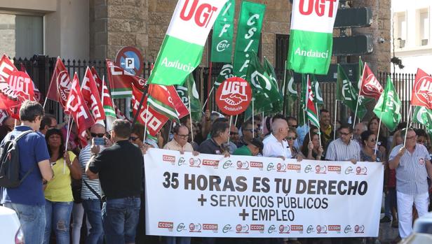 Los sindicatos se concentran para exigir las 35 horas semanales para los funcionarios