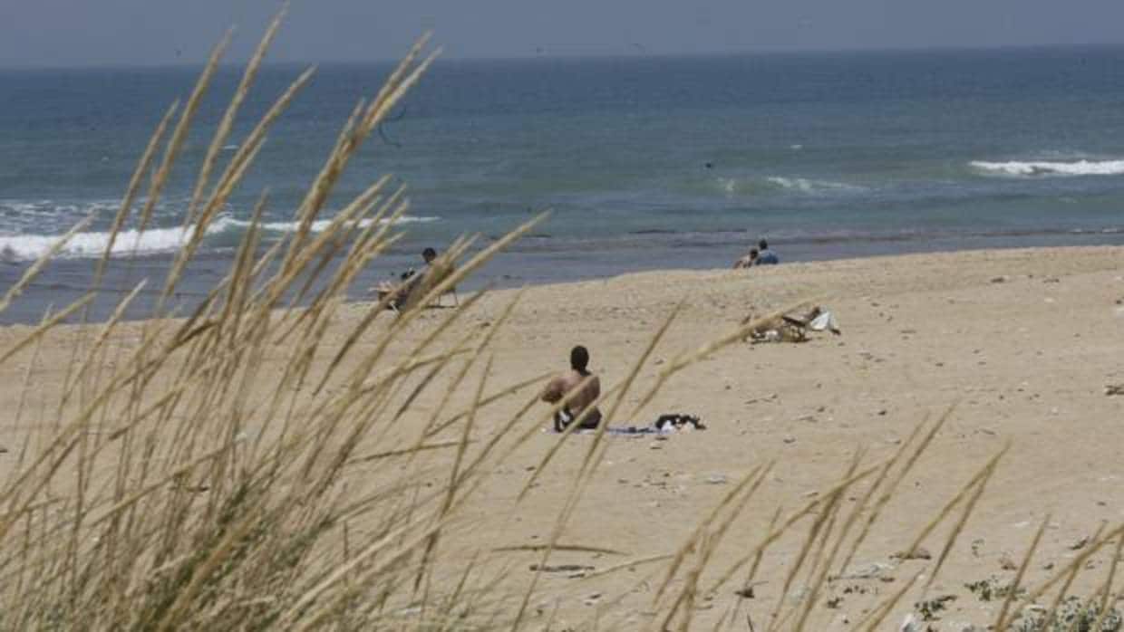 Los agentes impidieron que los abusos terminarán en agresión sexual en la playa de Cortadura