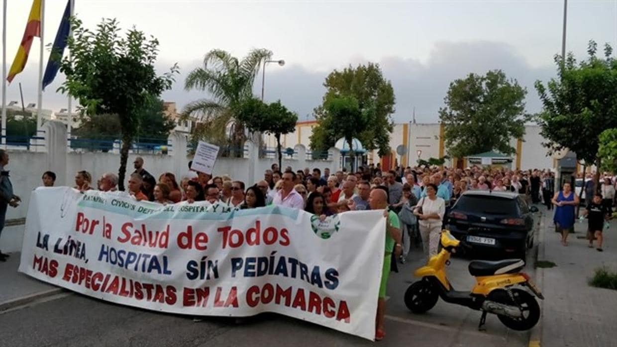 Imagen de la manifestación en La Línea en demanda de mejoras sanitarias.