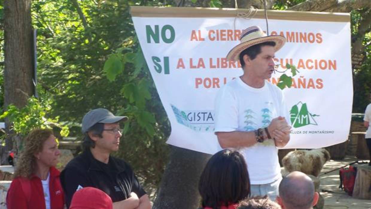 Juan Clavero, apoyado por sus compañeros.