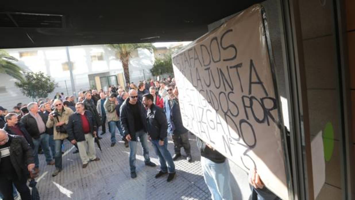 Manifestación de extrabajadores en un juzgado de lo social