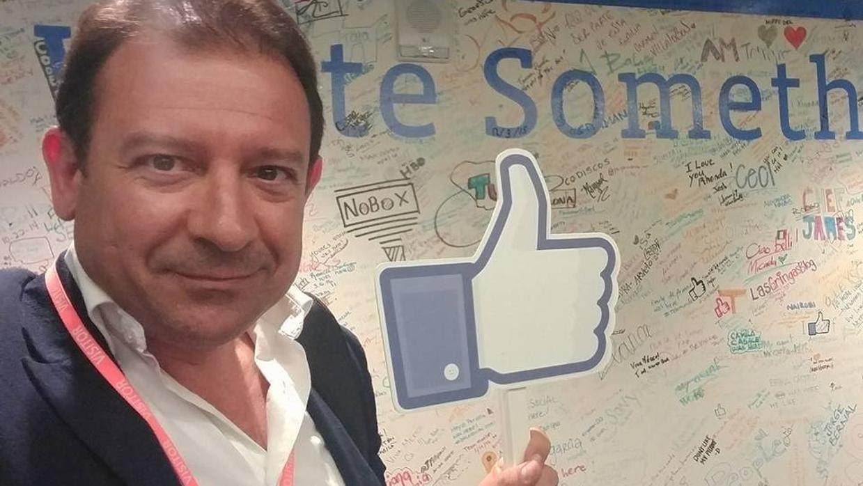 Antonio Mariscal, con el símbolo de ‘Me gusta’ de Facebook.