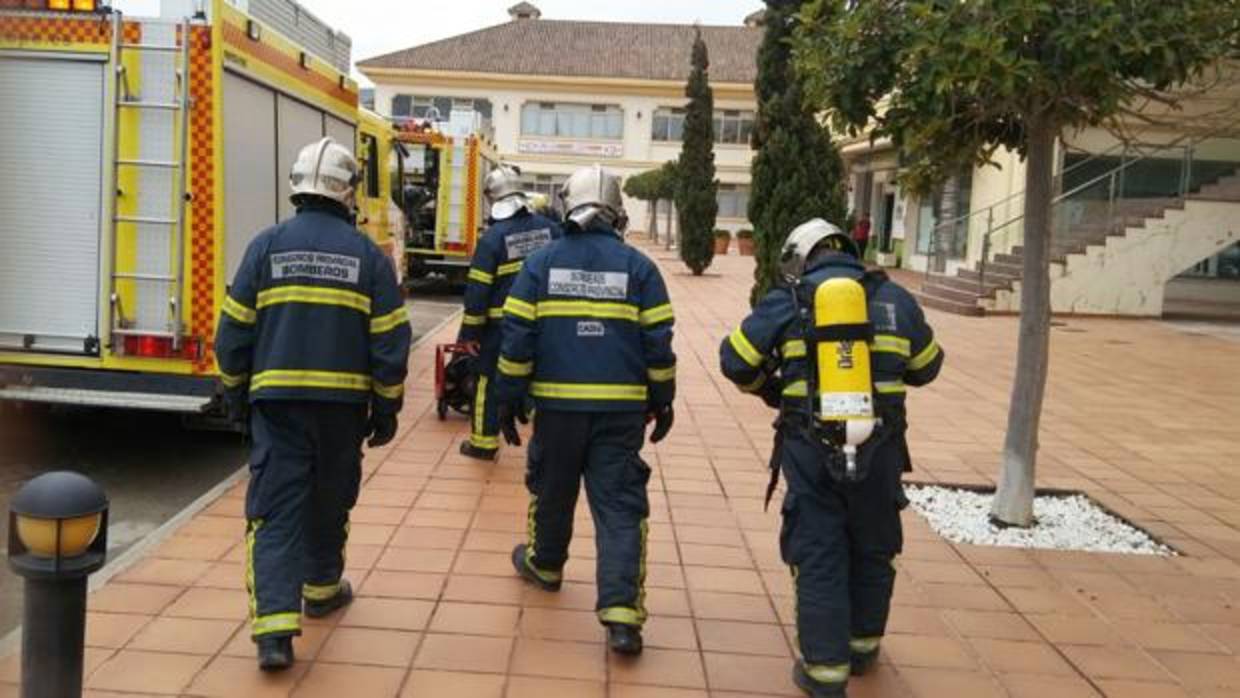 Seis bomberos y tres vehículos se han desplazado hasta el lugar de los hechos.