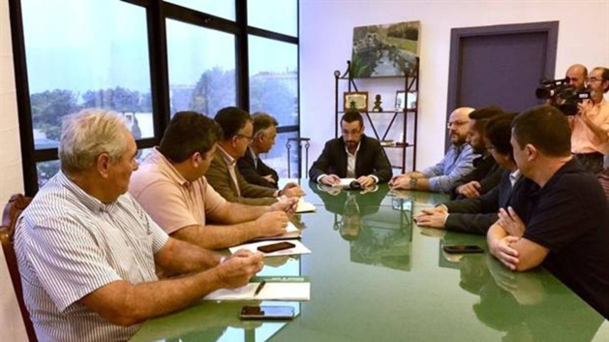 El delegado de Fomento y Vivienda de la Junta en Cádiz, Federico Fernández, y el alcalde de La Línea, Juan Franco, entre otros, durante la reunión