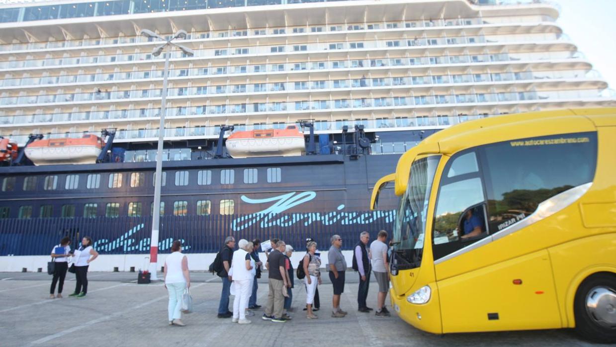 Una cola de turistas sube al autobús en el muelle de Cádiz.