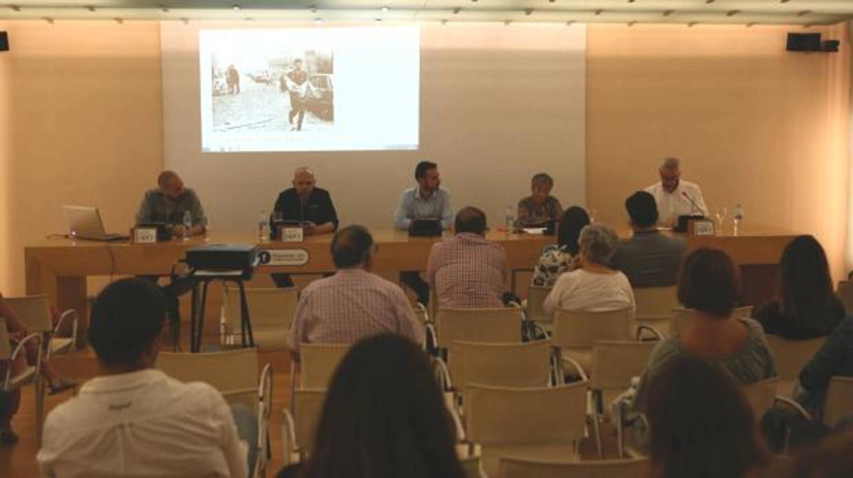 Imagen del salón de actos de la Asociación de la Prensa durante el coloquio.