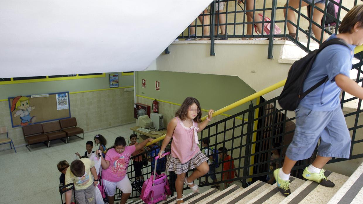 Niños suben a clase en un colegio de la provincia.