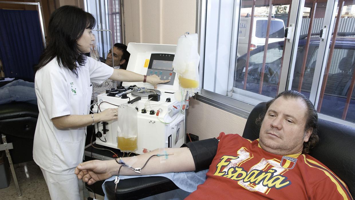 Un gaditano dona sangre en una imagen de archivo.