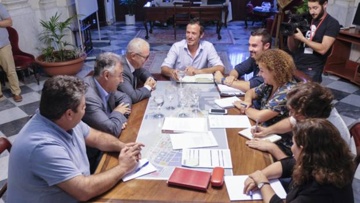 El alcalde mantuvo ayer una reunión con el delegado de la Junta aunque no hubo declaraciones posteriores.