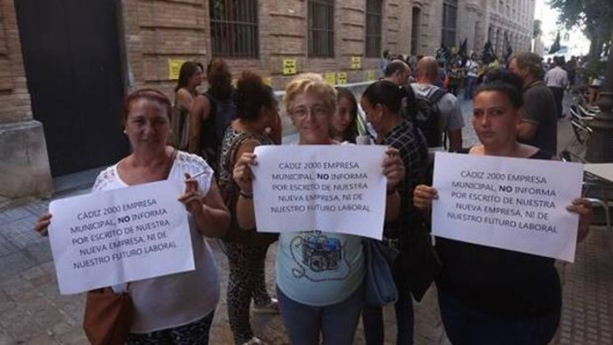 Trabajadoras de los módulos protestan ante la sede de Cádiz 2000
