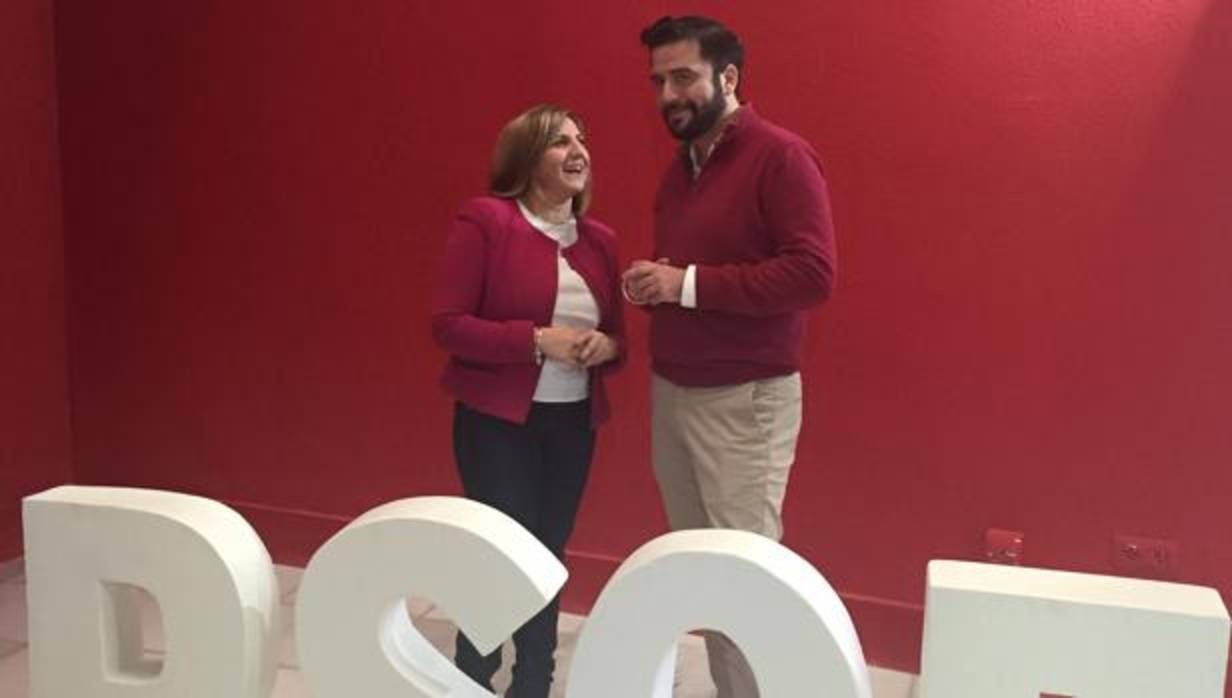Irene García conversa con Fran González en la sede provincial del PSOE.