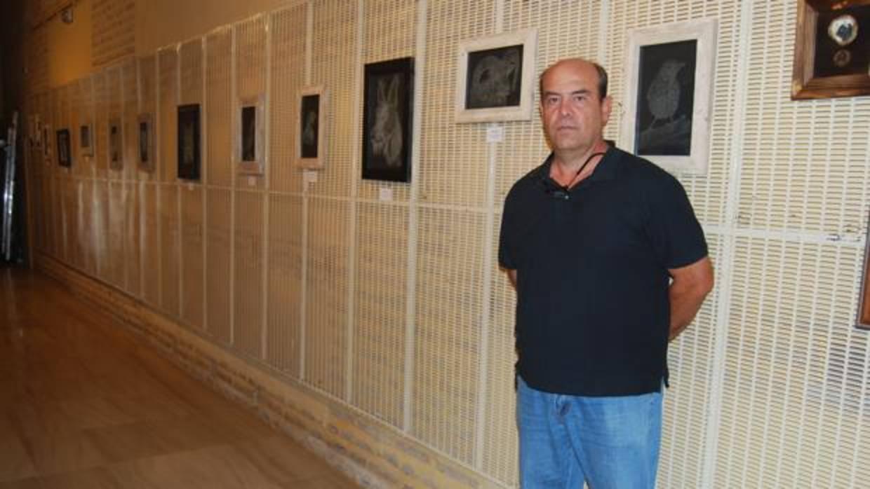 Juan Miguel Gómez Cárceles, en la sala donde expone esta muestra