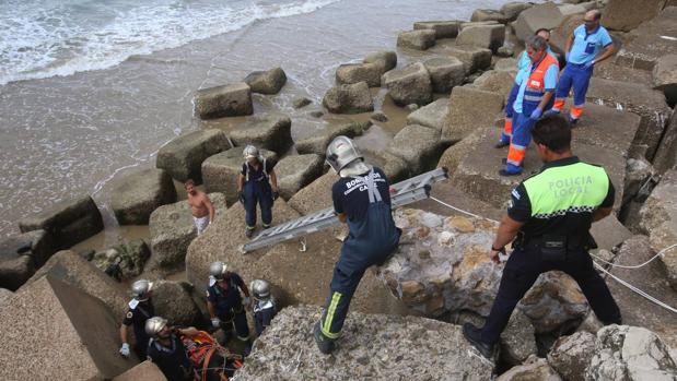 Espectacular rescate de un hombre tras caer en los bloques de las murallas de San Roque