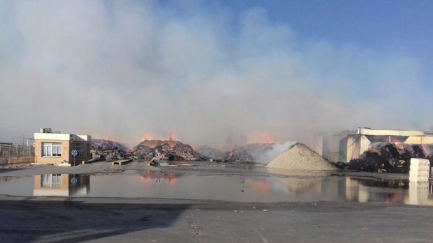 Arde una fábrica de algodón de Lebrija