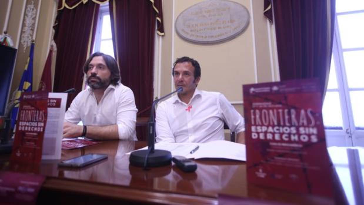 Diego Boza, de la APDHA, y el alcalde, José María González, en la presentación de las jornadas