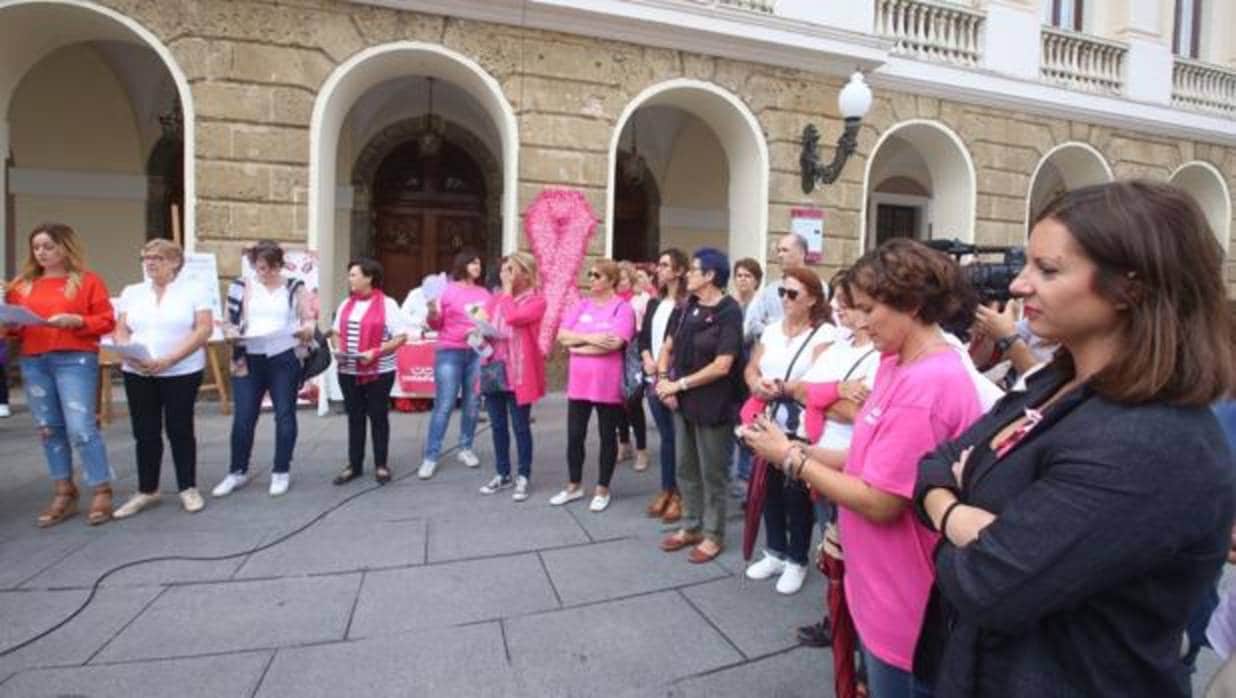 Lectura del manifiesto en la mañana de ayer a las puertas del Ayuntamiento de Cádiz.