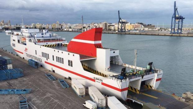 Los pasajeros del &#039;Albayzin&#039; viajan ya en avión hasta Canarias