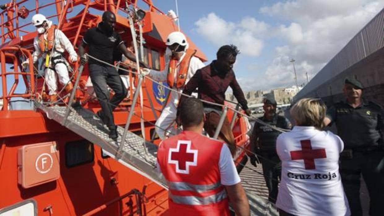 Rescatadas 29 personas a bordo de dos pateras en aguas del Estrecho