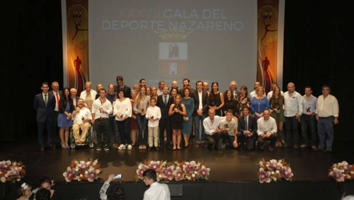 Foto de familia de los premiados en la Gala del Deporte