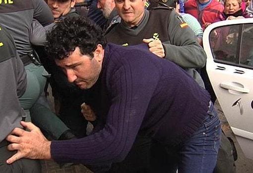 Manuel entró en los juzgados prtegido por la Guardia Civil tras su detención