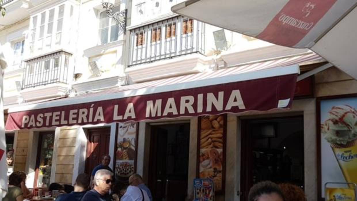 Fachada de la pastelería La Marina.