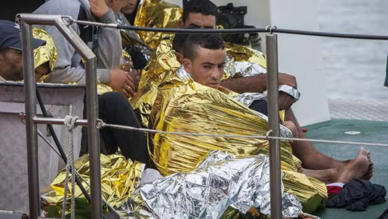 Rescatados seis inmigrantes en una patera cuando cruzaba el Estrecho