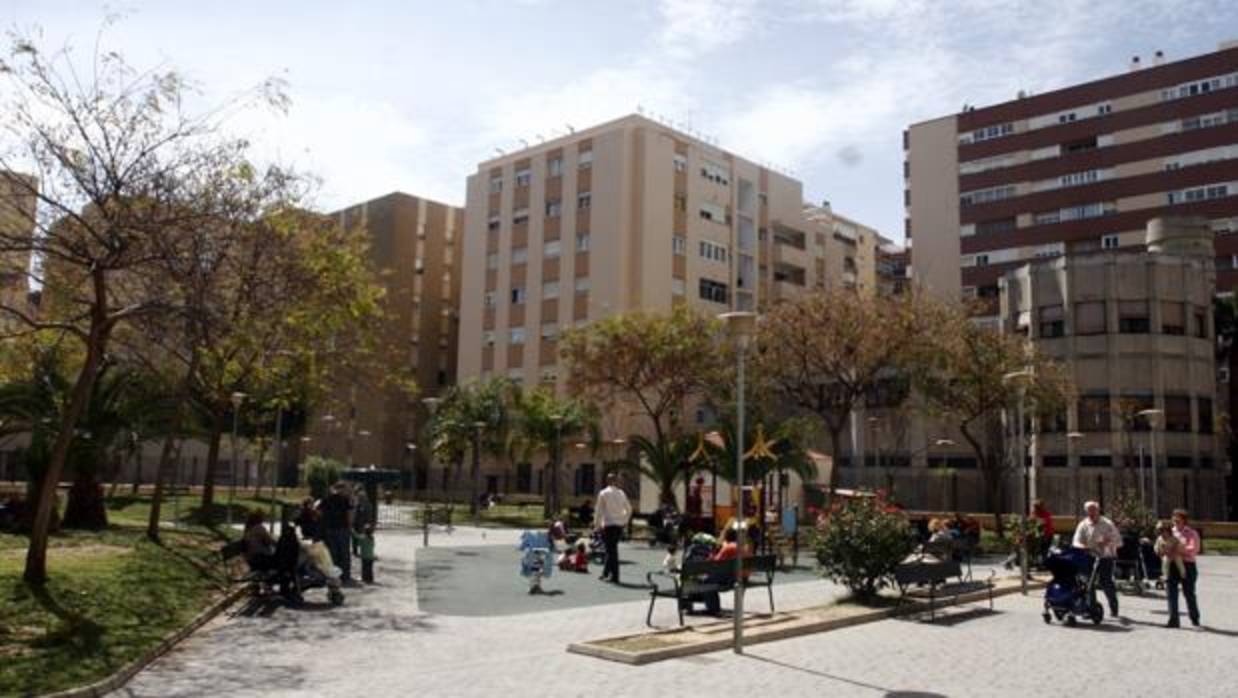 El gaditano encontró la cartera en la plaza Reina Sofía.