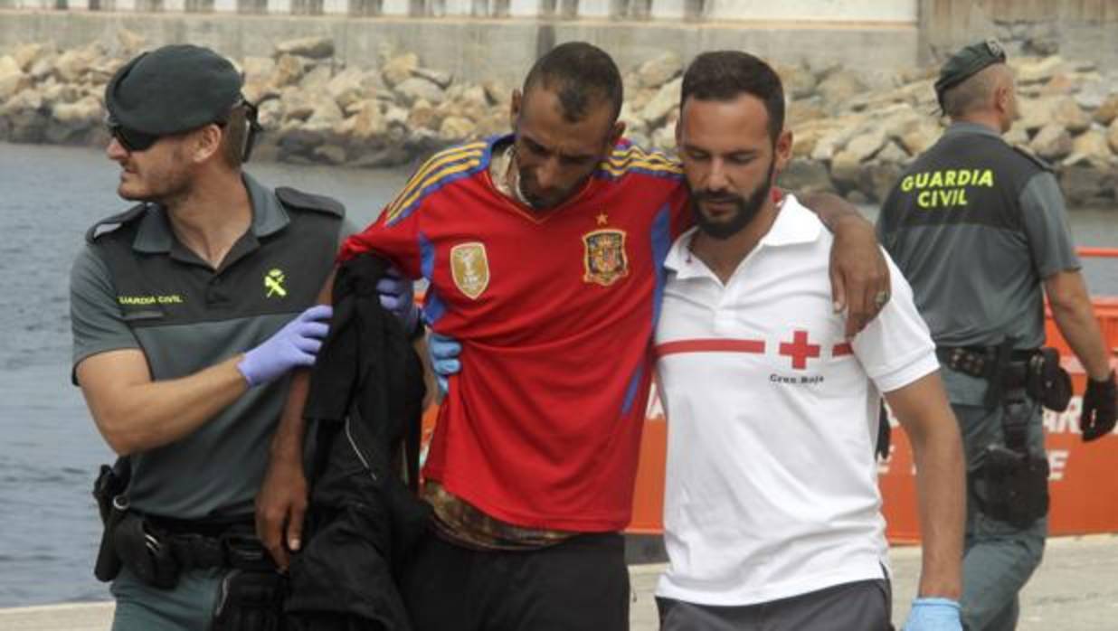 Rescatados nueve inmigrantes en una patera a 23 millas de Tarifa