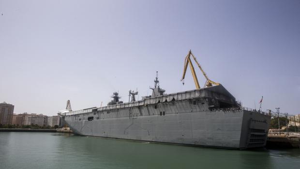 El 'Juan Carlos I' visita otra vez el astillero de Cádiz