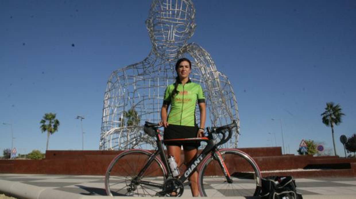 Ivana Benítez posa, en maillot y junto a su bici, delante de «El pensador»