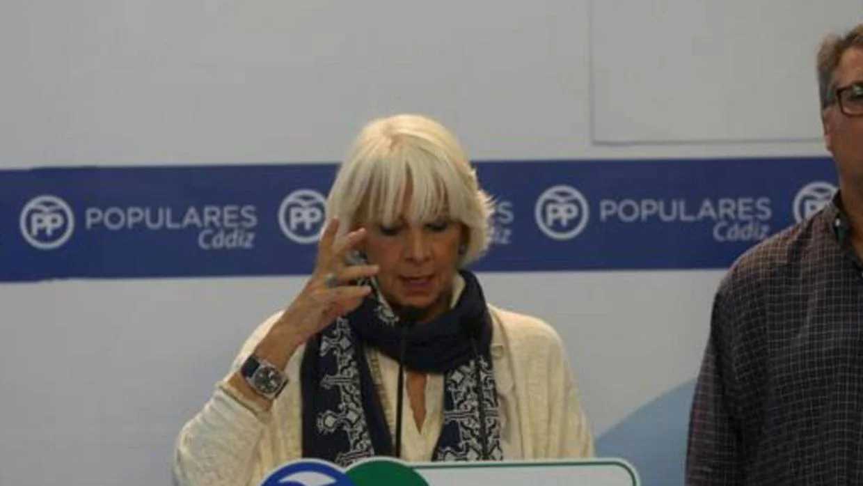 La diputada nacional Teófila Martínez, junto con el concejal del PP Ignacio Romaní.