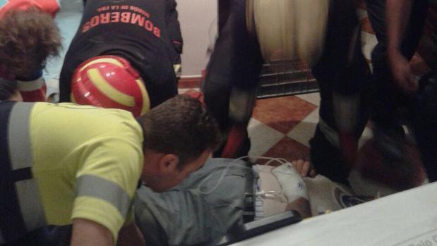 Los bomberos rescatan a un hombre atrapado en el hueco de un ascensor en Morón de la Frontera