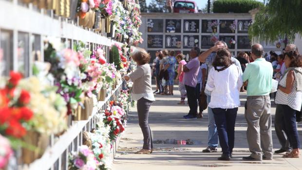 Cádiz cumple con la tradición en el Día de Todos los Santos