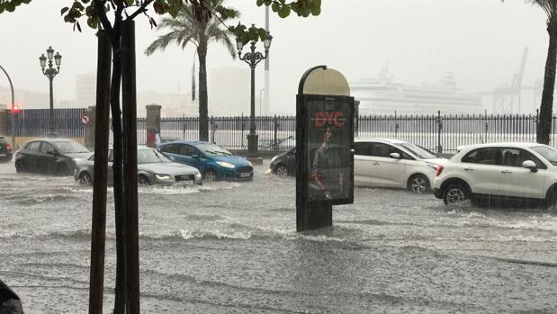 Cádiz, anegada por una tromba de agua que coincide con la pleamar