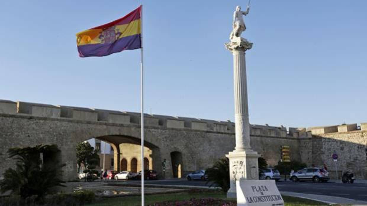 El Ayuntamiento colocó en las Puertas de Tierra la bandera republicana.