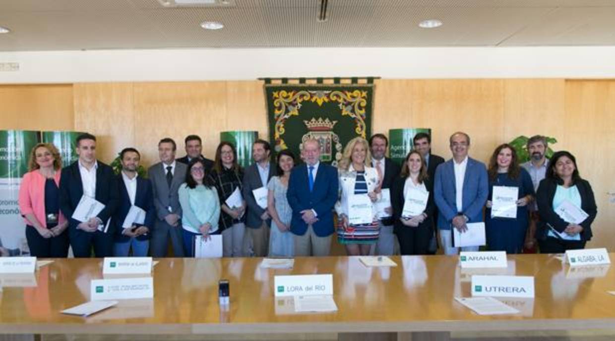 El presidente de la Diputación de Sevilla junto a representantes de diferentes municipios de la provincia