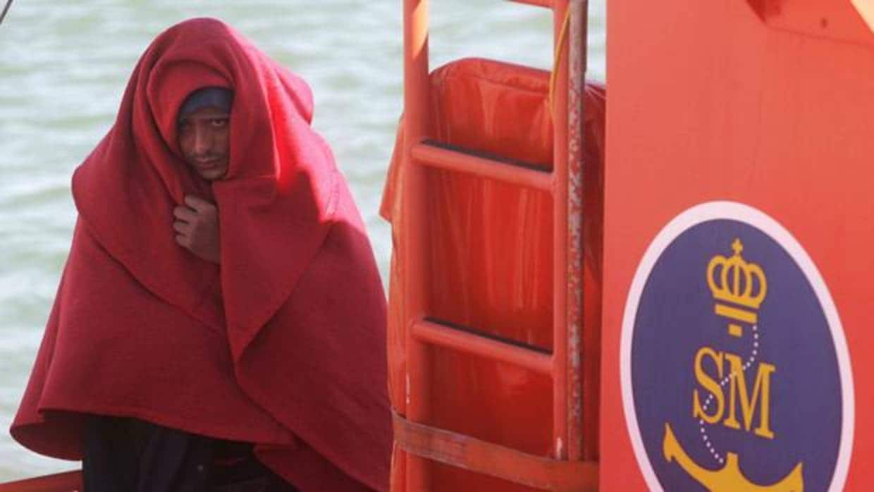 Trasladados al puerto de Tarifa 51 magrebíes rescatados de una patera en aguas del Estrecho