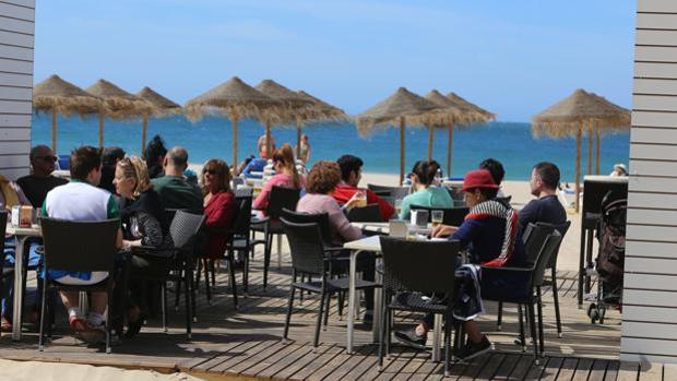 La situación de los chiringuitos de las playas de Cádiz acaba en Fiscalía