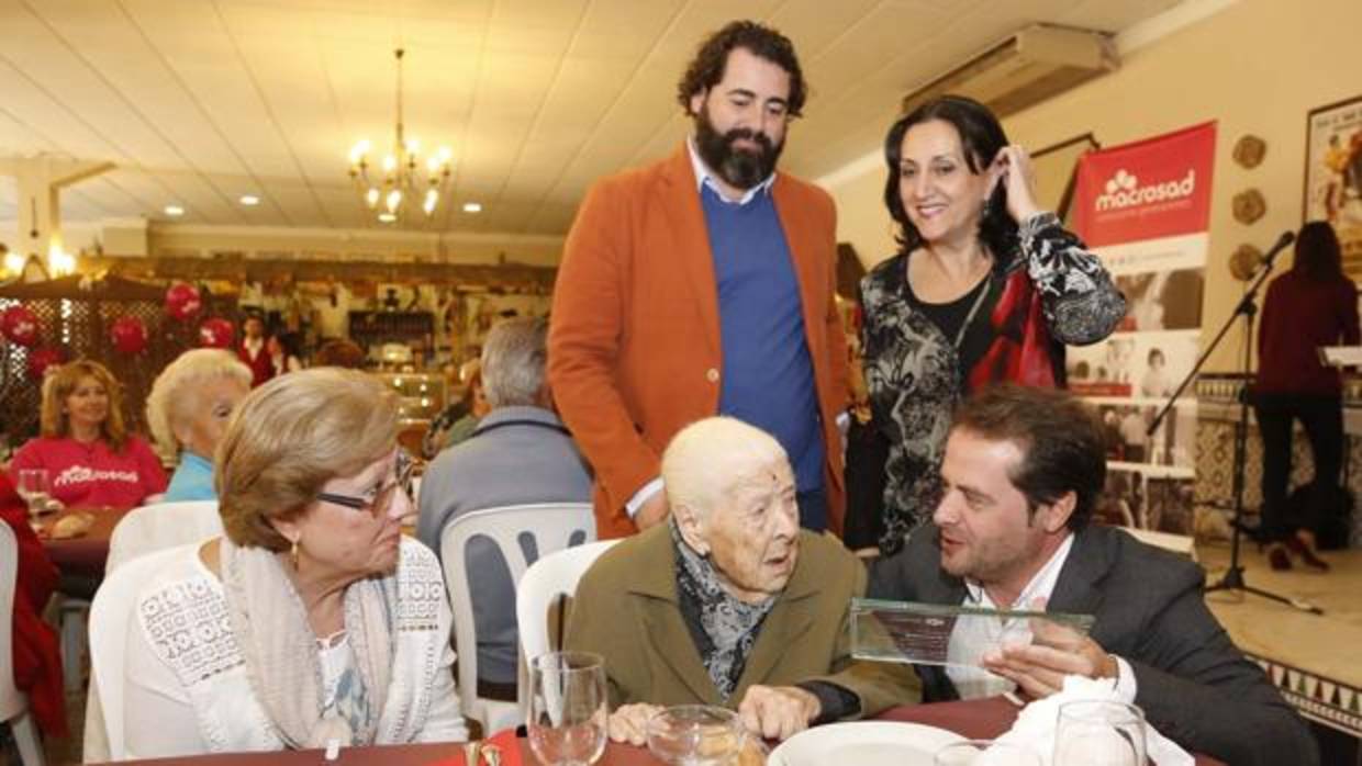 El alcalde, Antonio Conde, hace entrega de la distinción a la usuaria de mayor edad, vecina de Mairena con 101 años de edad